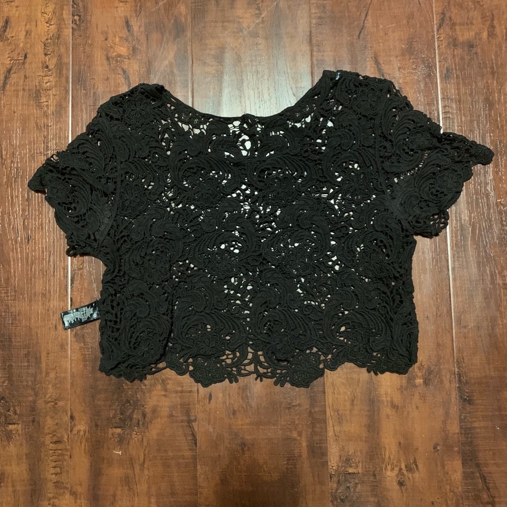 ❤️ 5/20 Forever 21 Black lace crop top